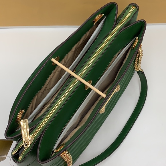 MICHAEL KORS
Whitney Medium Chain Shoulder Quilted Tote Bag Fern Green color - Picture 10 of 15